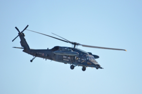 UH-60J捜索救難ヘリからラぺリング降下するパラレスキュー、安定したホバリングが機体の性能を物語る